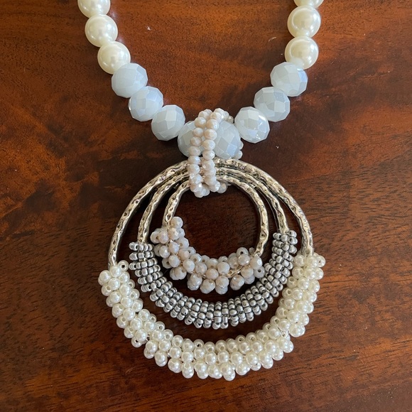 Statement necklace faux pearls light blue/grey faceted beads silver tone pendant - Picture 3 of 4